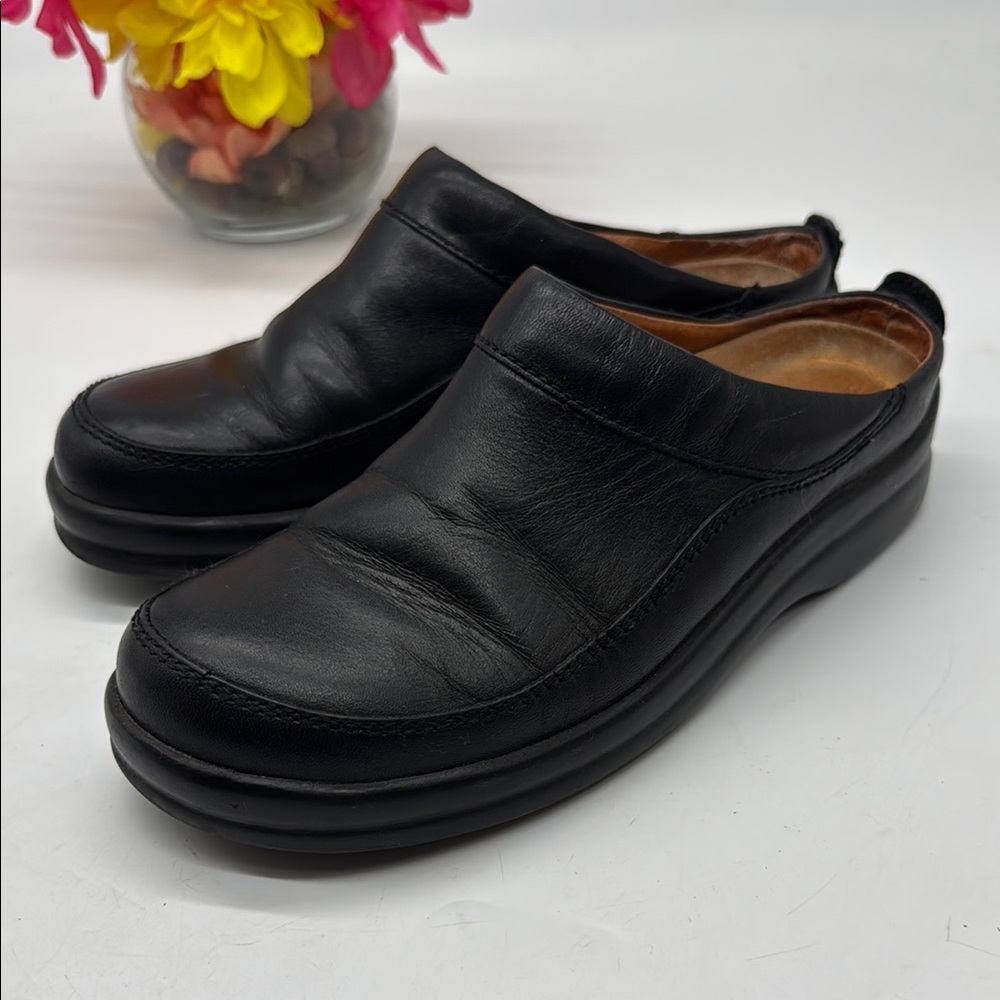 Black Leather Slip-On Loafers with Textured Finish Size 38 BLO7823C